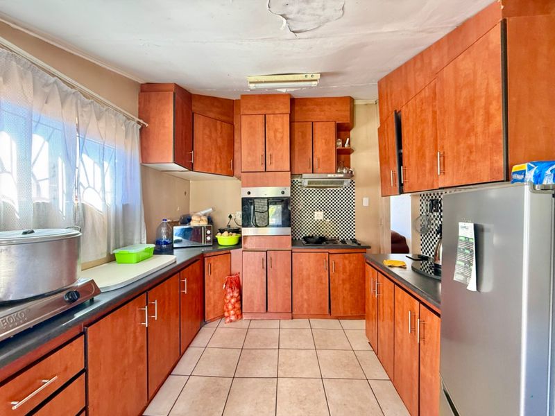 Charming 3 Bed Home in Rosedale across the school with Pets Welcome - Photo 3