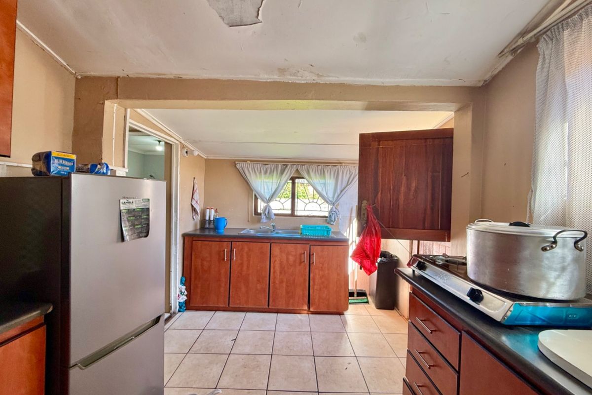 Charming 3 Bed Home in Rosedale across the school with Pets Welcome - Photo 2