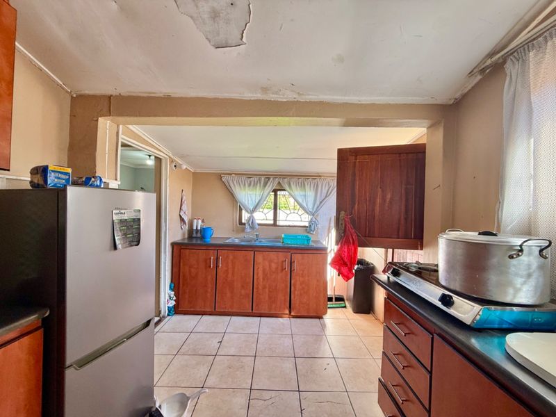 Charming 3 Bed Home in Rosedale across the school with Pets Welcome - Photo 2