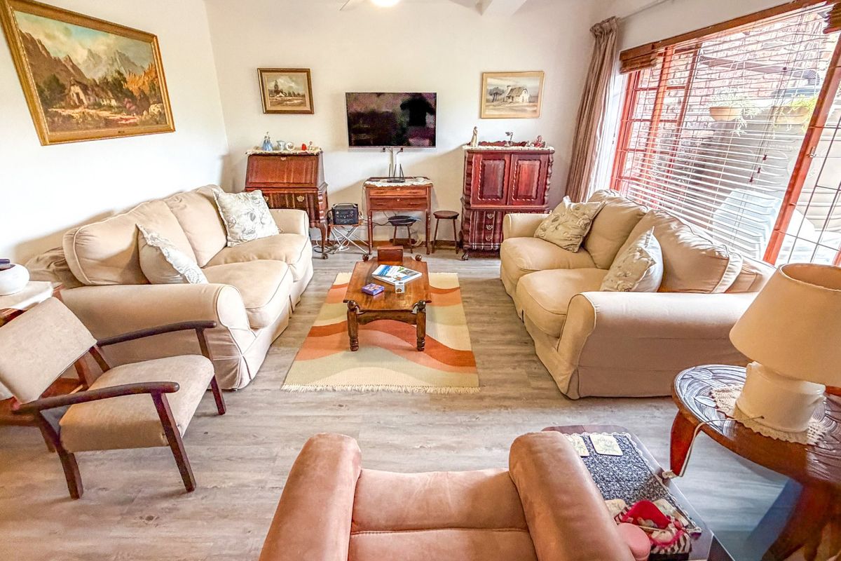 Exclusive Mandate: Clever Lifestyle Comfort and Hidden Practicality Lies Within This Exclusive Corner in Gonubie - Photo 5