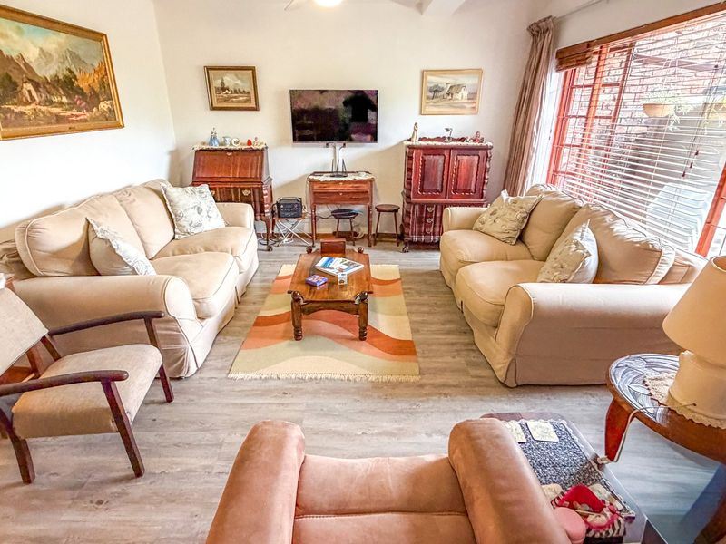 Exclusive Mandate: Clever Lifestyle Comfort and Hidden Practicality Lies Within This Exclusive Corner in Gonubie - Photo 5