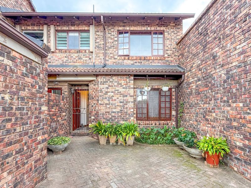 Exclusive Mandate: Clever Lifestyle Comfort and Hidden Practicality Lies Within This Exclusive Corner in Gonubie - Photo 2