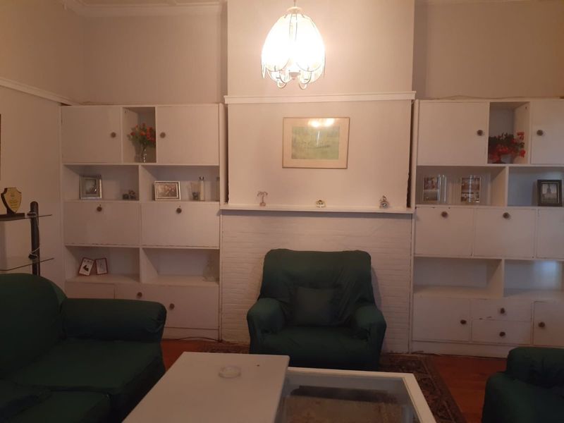 spacious bedroom in house share - Photo 10