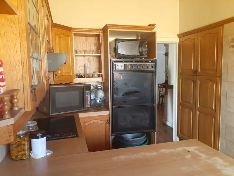 spacious bedroom in house share - Photo 9