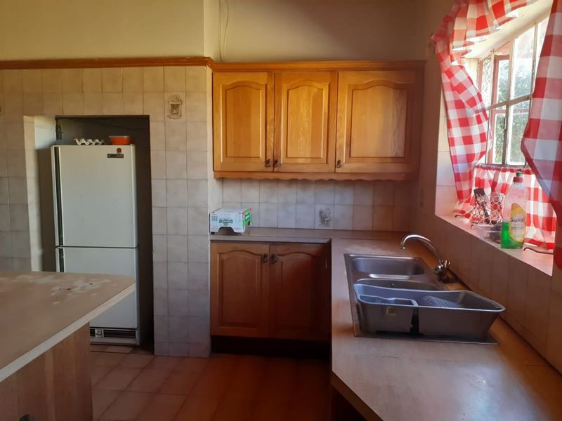 spacious bedroom in house share - Photo 8