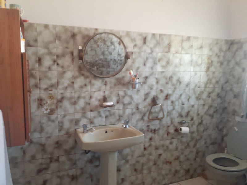 spacious bedroom in house share - Photo 7