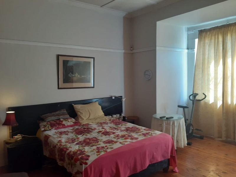 spacious bedroom in house share - Photo 6