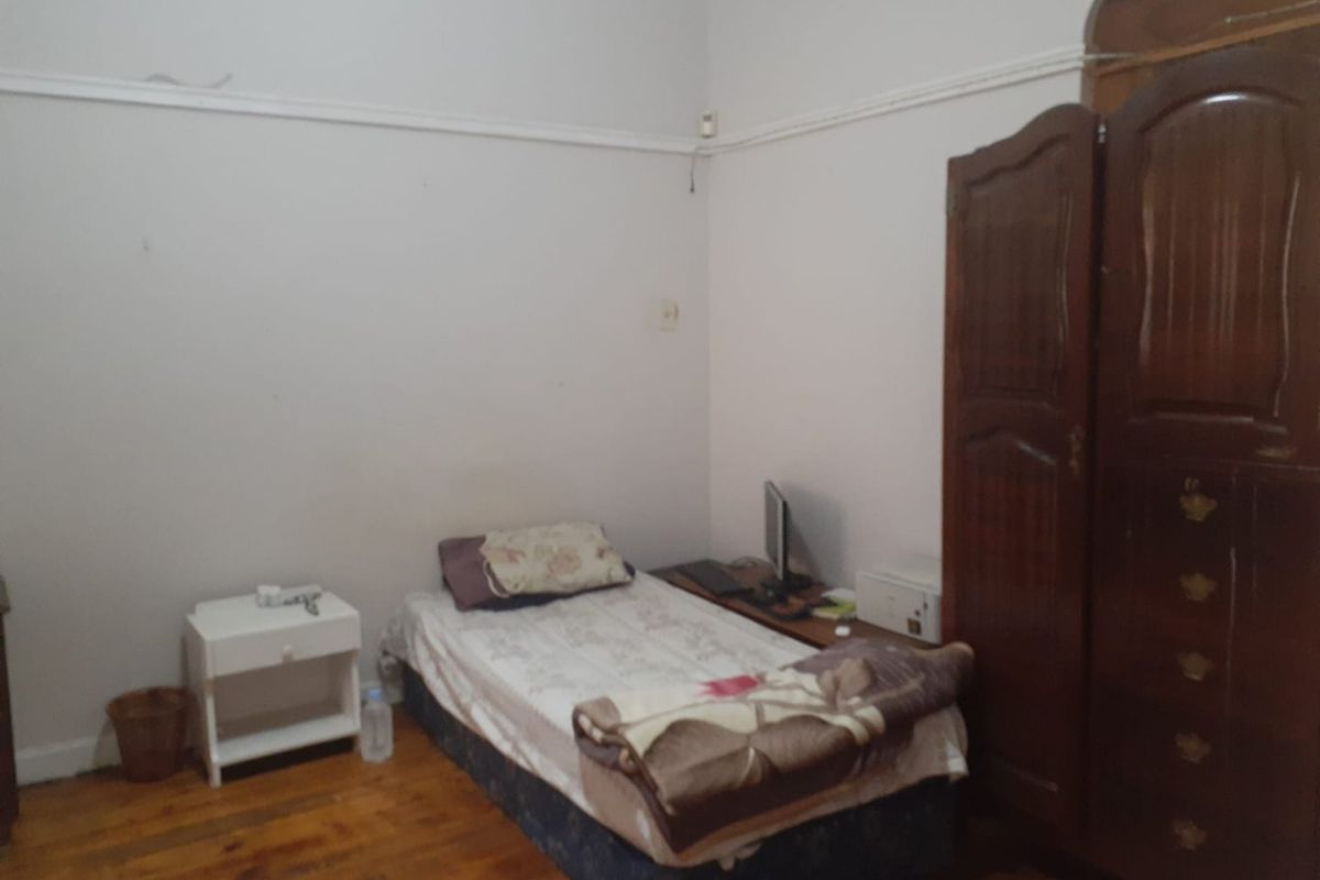 spacious bedroom in house share - Photo 4