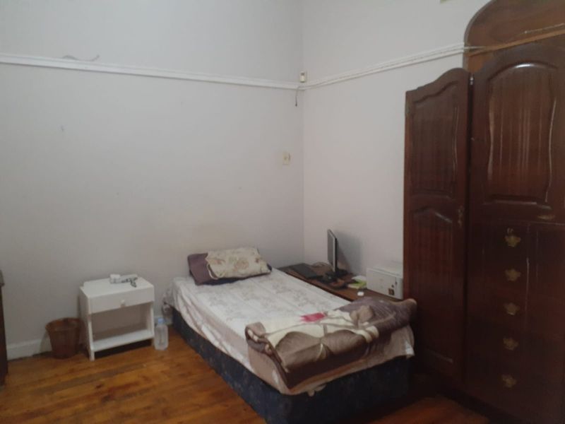 spacious bedroom in house share - Photo 4