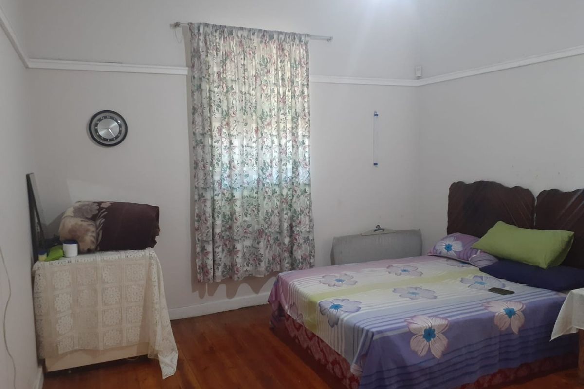 spacious bedroom in house share - Photo 5