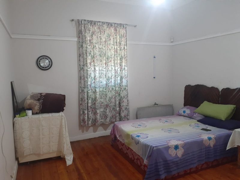 spacious bedroom in house share - Photo 5