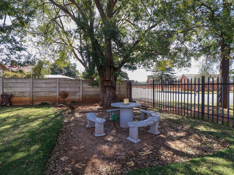 3 Bedroom house with a Flatlet for sale in Stilfontein. - Photo 3