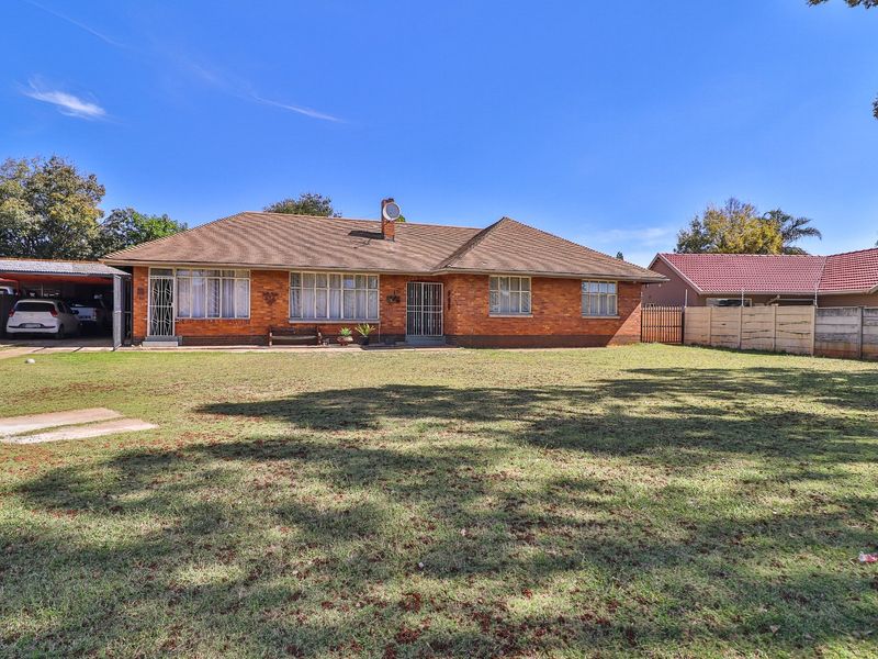 3 Bedroom house with a Flatlet for sale in Stilfontein. - Photo 2