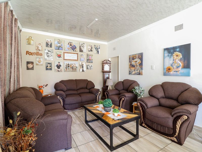 3 Bedroom house with a Flatlet for sale in Stilfontein. - Photo 9