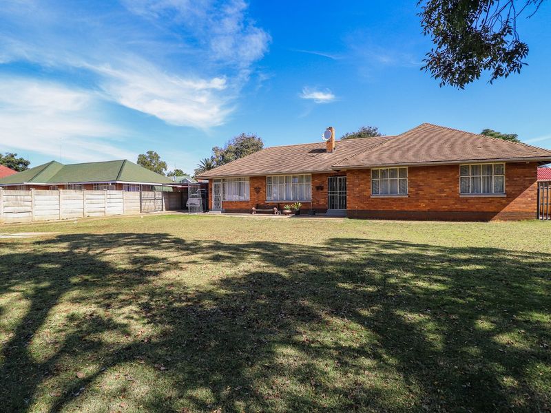 3 Bedroom house with a Flatlet for sale in Stilfontein. - Photo 4