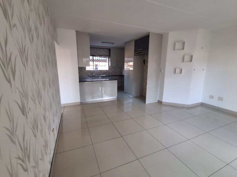 REAL ESTATE SERVICES WELCOME YOU TO JANINE'S NEW THIS SUPER STYLISH APARTMENT  - Photo 6
