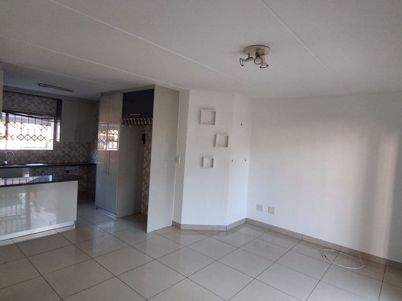 REAL ESTATE SERVICES WELCOME YOU TO JANINE'S NEW THIS SUPER STYLISH APARTMENT  - Photo 9