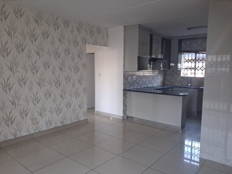 REAL ESTATE SERVICES WELCOME YOU TO JANINE'S NEW THIS SUPER STYLISH APARTMENT  - Photo 7