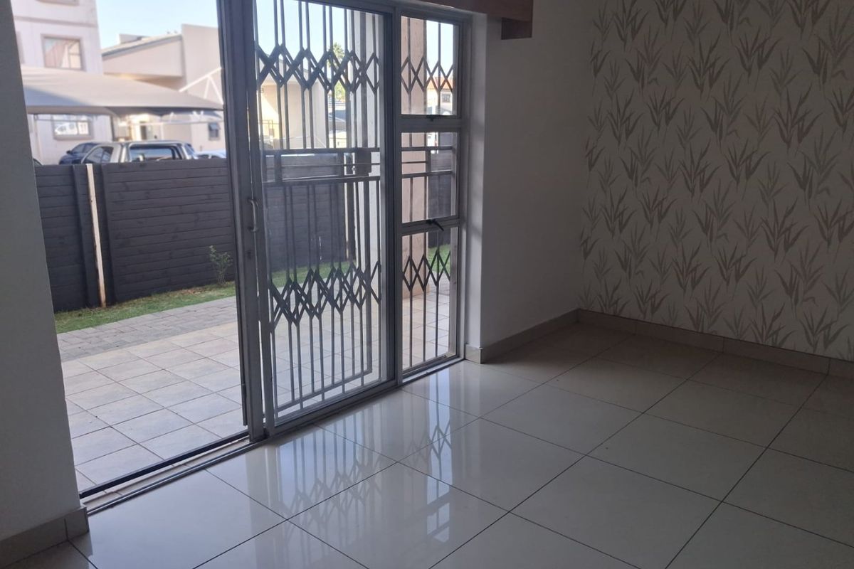 REAL ESTATE SERVICES WELCOME YOU TO JANINE'S NEW THIS SUPER STYLISH APARTMENT  - Photo 5