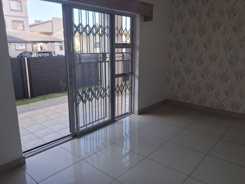REAL ESTATE SERVICES WELCOME YOU TO JANINE'S NEW THIS SUPER STYLISH APARTMENT  - Photo 5