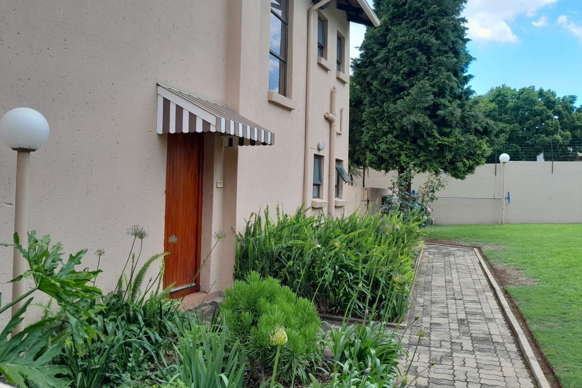 BARGAIN 2 BEDROOM GARDEN UNIT  - Photo 2