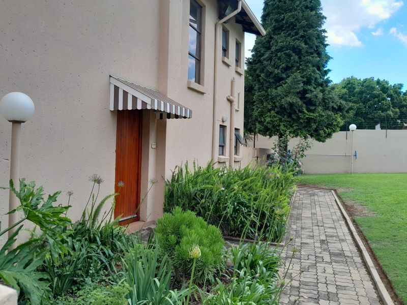 BARGAIN 2 BEDROOM GARDEN UNIT  - Photo 2