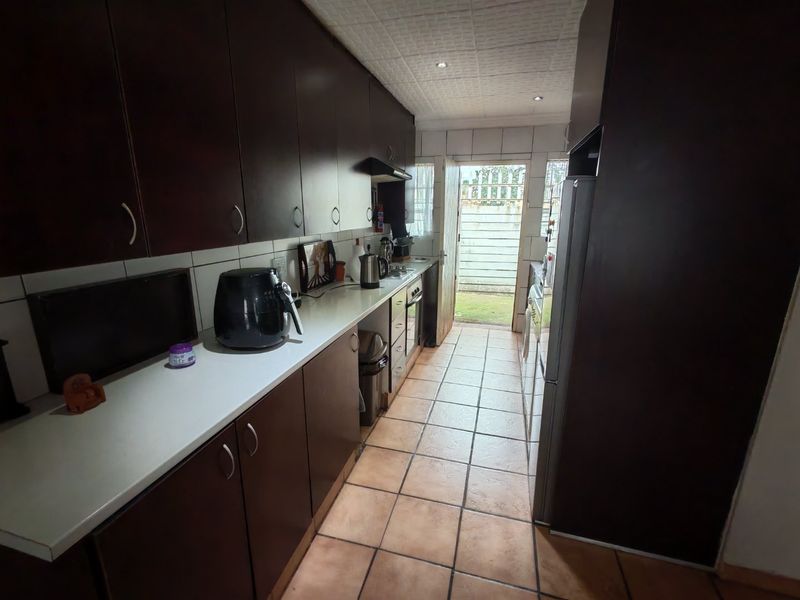 Charming & Secure Garden Townhouse – Move-In Ready! - Photo 3