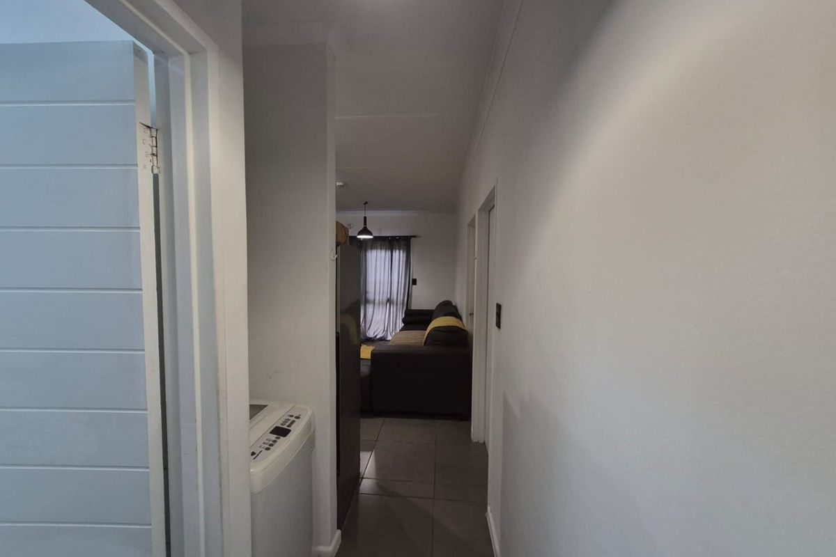 Stunning Ground Floor Apartment in Central Blue – Blue Downs - Photo 3