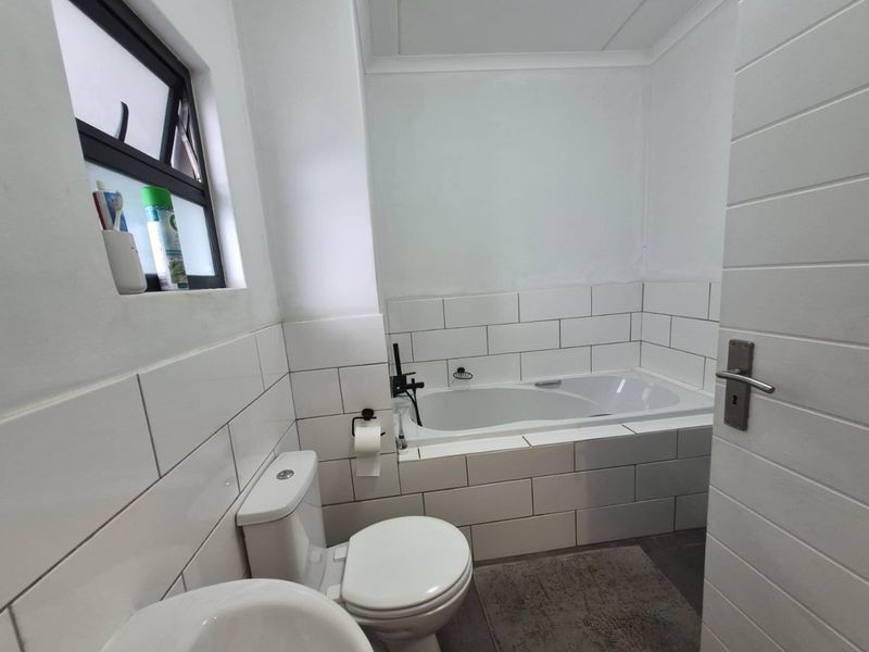 Stunning Ground Floor Apartment in Central Blue – Blue Downs - Photo 6