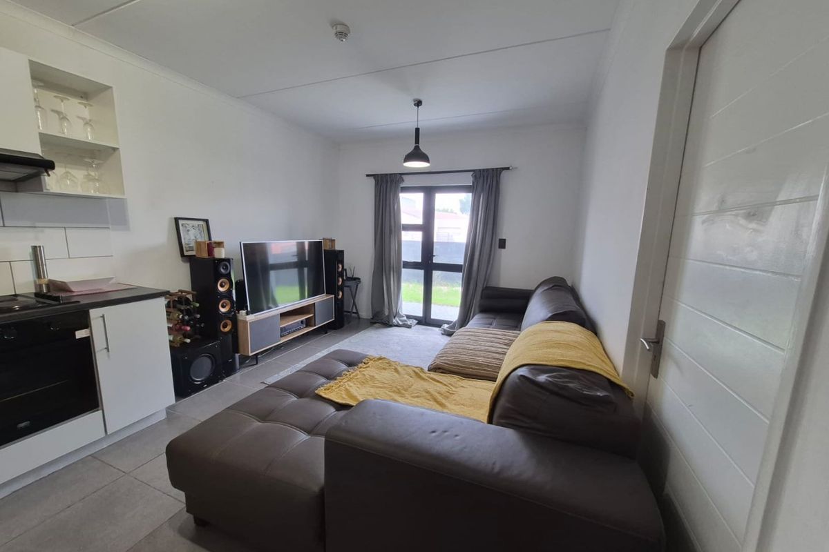 Stunning Ground Floor Apartment in Central Blue – Blue Downs - Photo 4