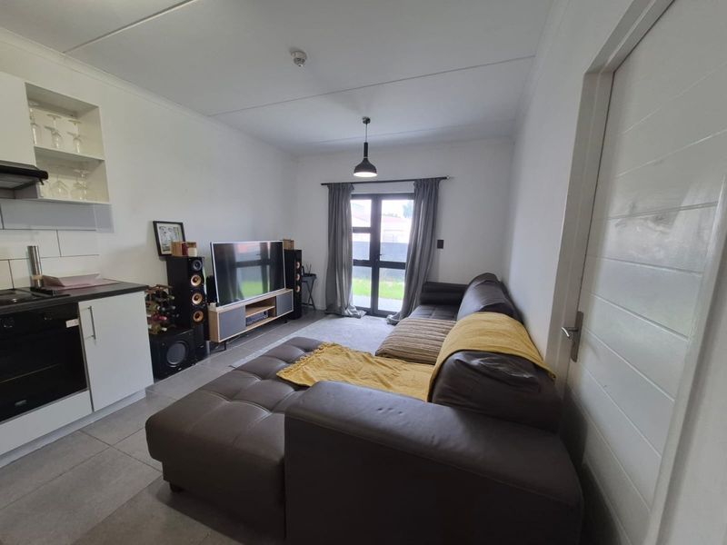 Stunning Ground Floor Apartment in Central Blue – Blue Downs - Photo 4