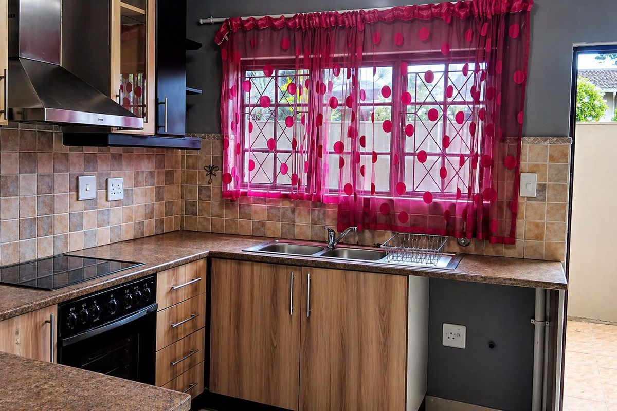 Double Storey 3-Bedroom House in Complex for Sale in Margate - Photo 5