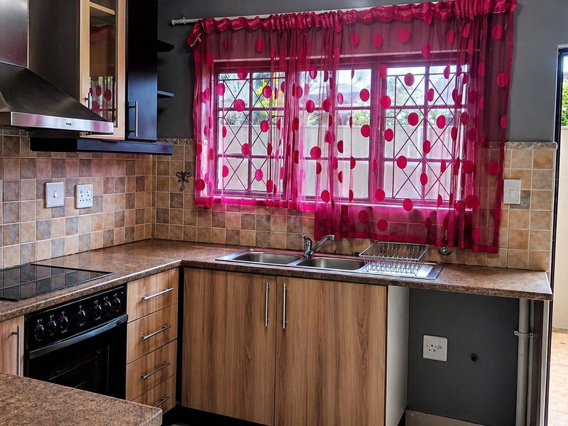 Double Storey 3-Bedroom House in Complex for Sale in Margate - Photo 5