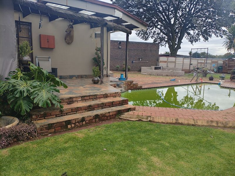 4 Bedroom House for Sale in Strubenvale  - Photo 7