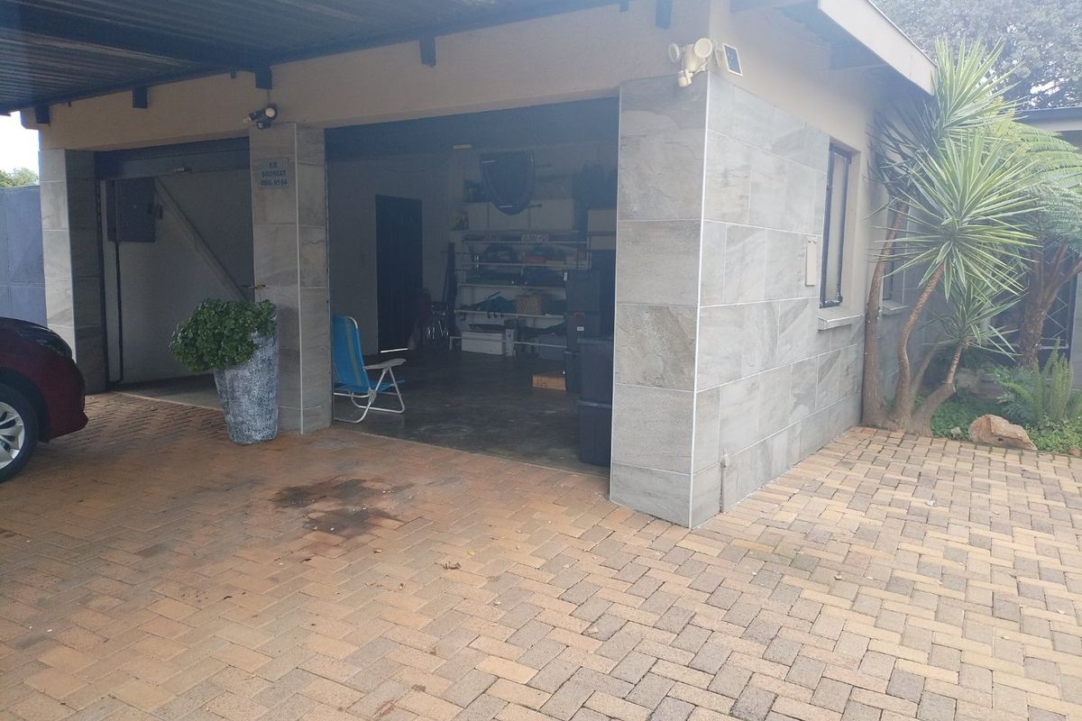 4 Bedroom House for Sale in Strubenvale  - Photo 5