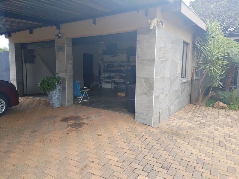 4 Bedroom House for Sale in Strubenvale  - Photo 5