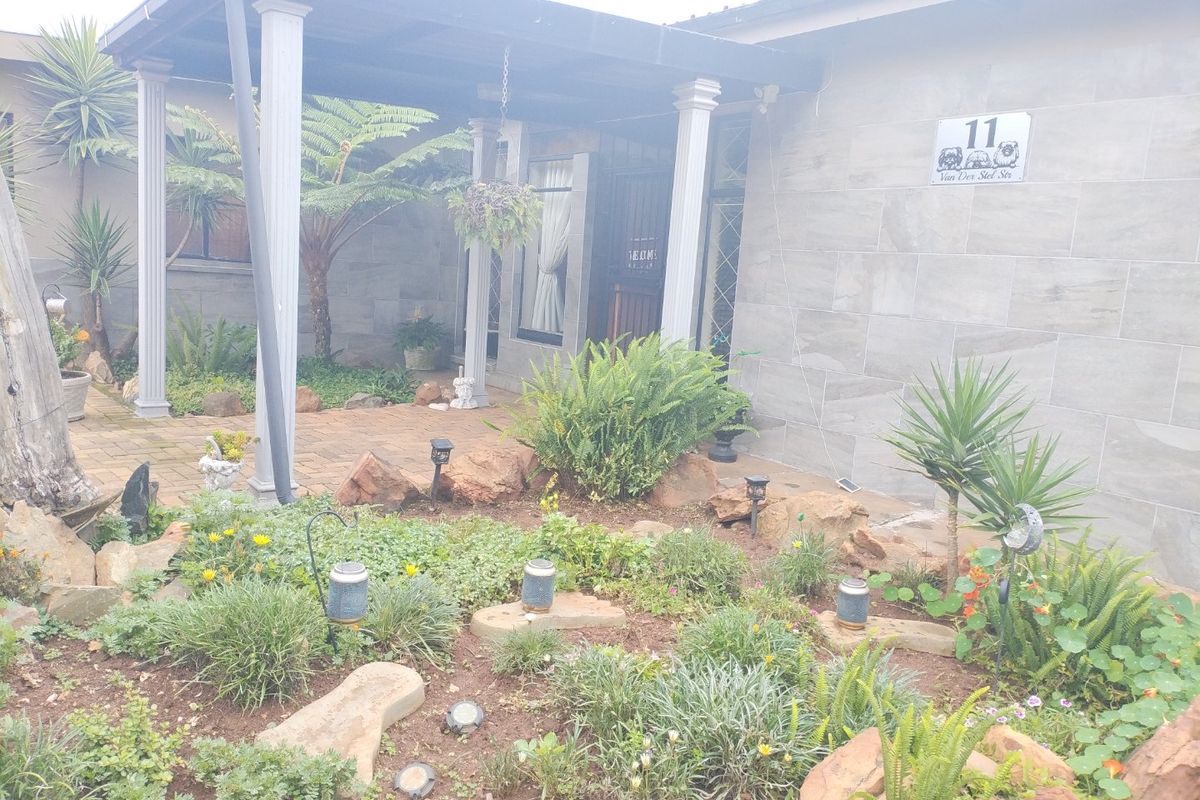 4 Bedroom House for Sale in Strubenvale  - Photo 3