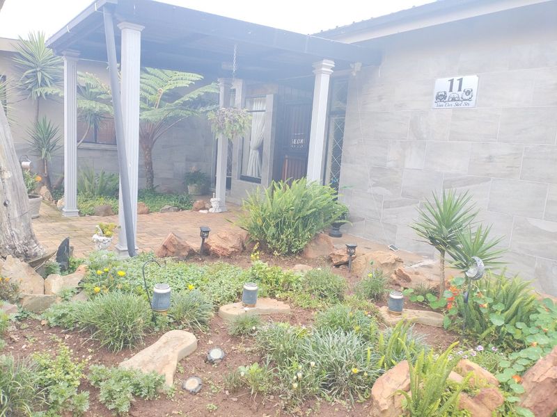 4 Bedroom House for Sale in Strubenvale  - Photo 3