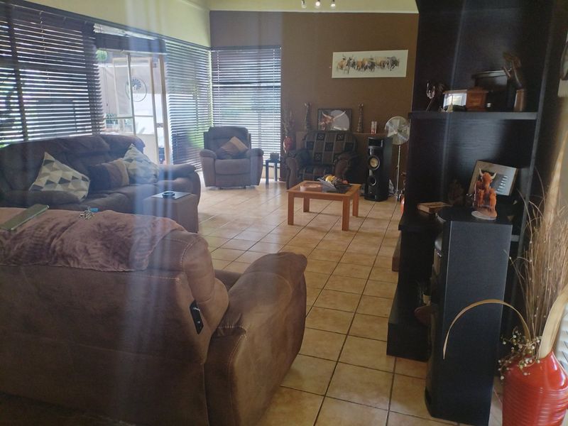 4 Bedroom House for Sale in Strubenvale  - Photo 9