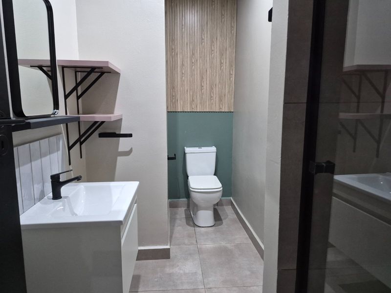 ALL COSTS INCLUDED - 2 BEDROOM RENOVATED APARTMENT IN SANDTON CBD - Photo 5