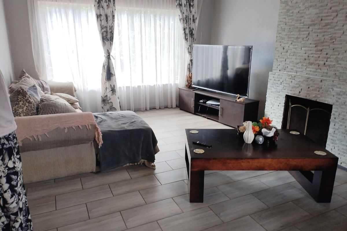3 Bedroom House for sale in Edelweiss  - Photo 4