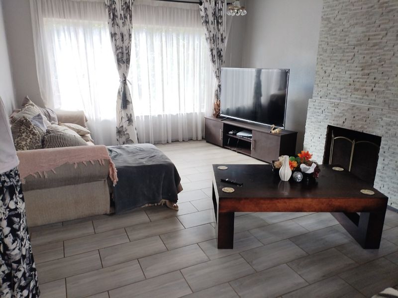 3 Bedroom House for sale in Edelweiss  - Photo 4