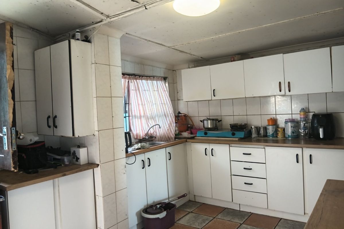 3-bedroom house for sale in Valhalla Park - Photo 2