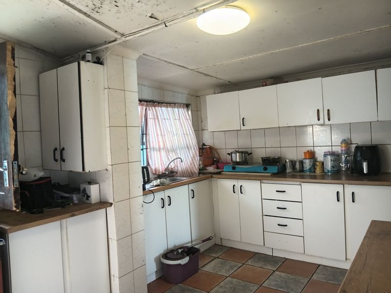 3-bedroom house for sale in Valhalla Park - Photo 2