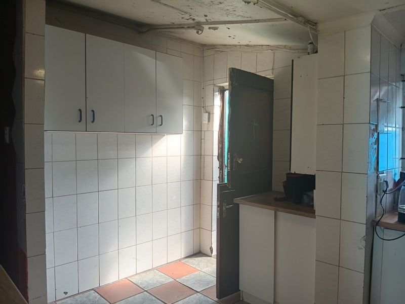 3-bedroom house for sale in Valhalla Park - Photo 3