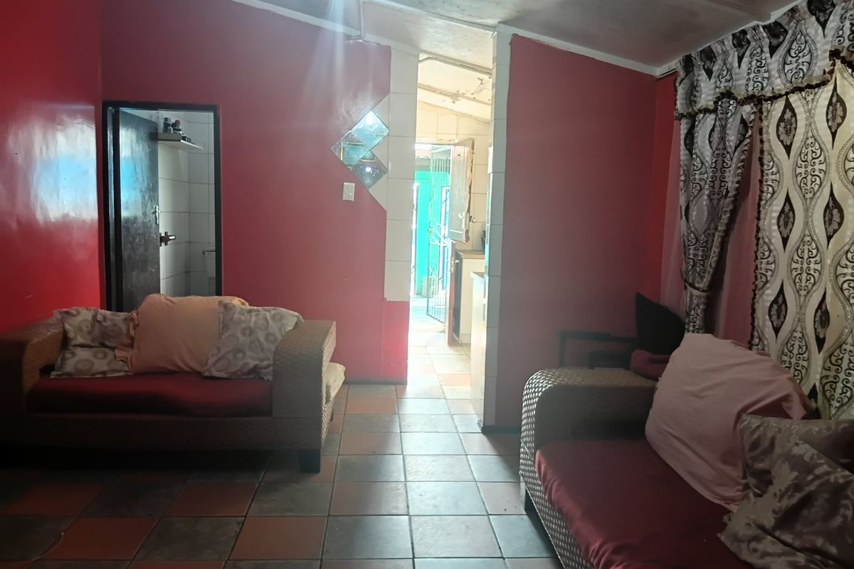 3-bedroom house for sale in Valhalla Park - Photo 4