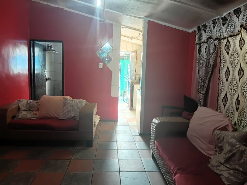 3-bedroom house for sale in Valhalla Park - Photo 4