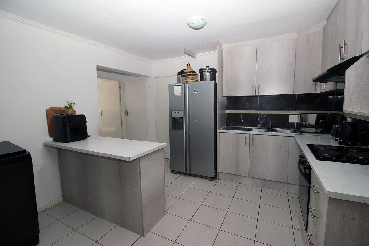 3 Bed Apartment in Delro Park for Sale - Photo 5
