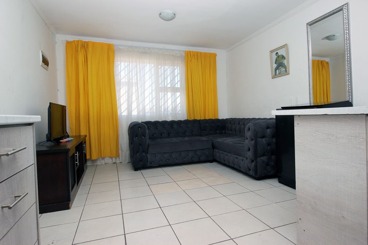 3 Bed Apartment in Delro Park for Sale - Photo 3
