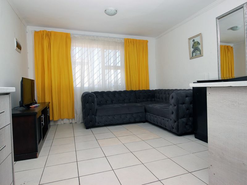 3 Bed Apartment in Delro Park for Sale - Photo 3